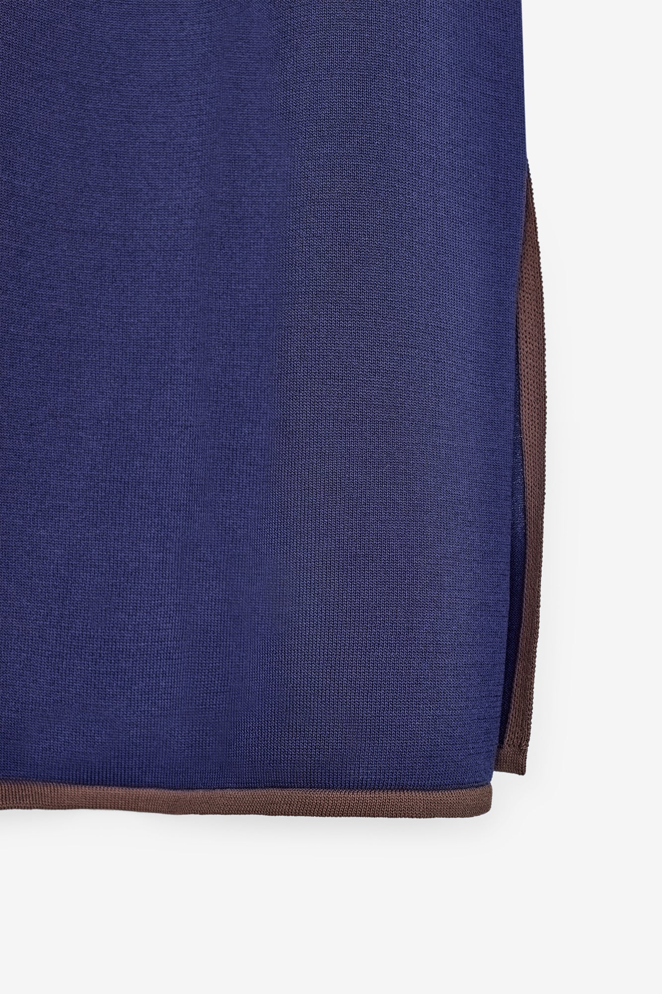 VESTIDO EM MALHA FRIA DECOTE EM V