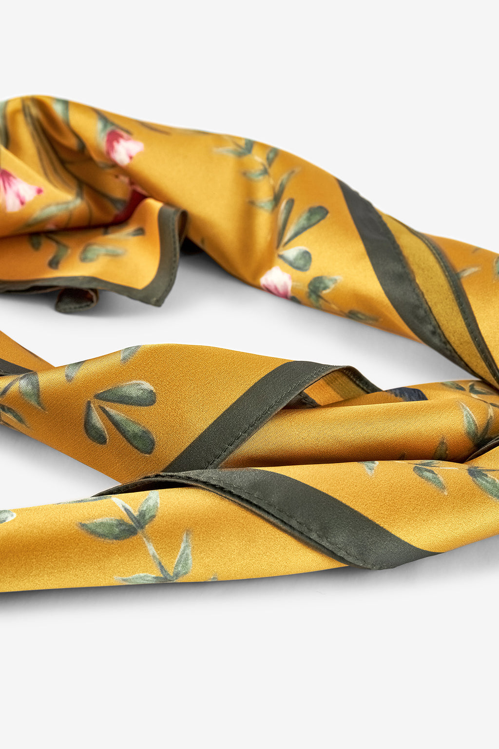 PAÑUELO FLORAL CON CORAZÓN