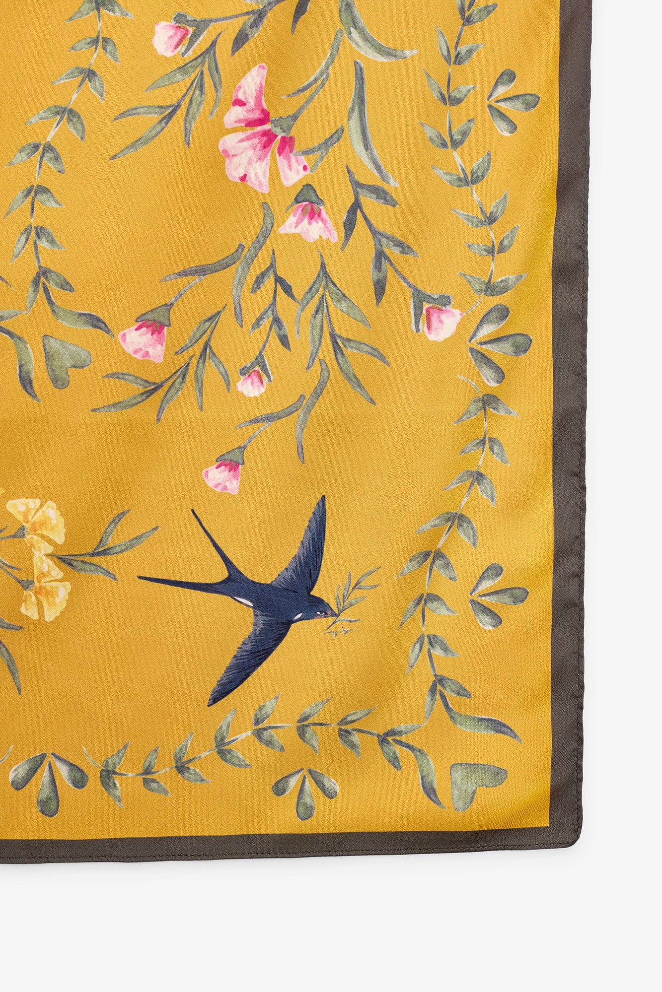 PAÑUELO FLORAL CON CORAZÓN