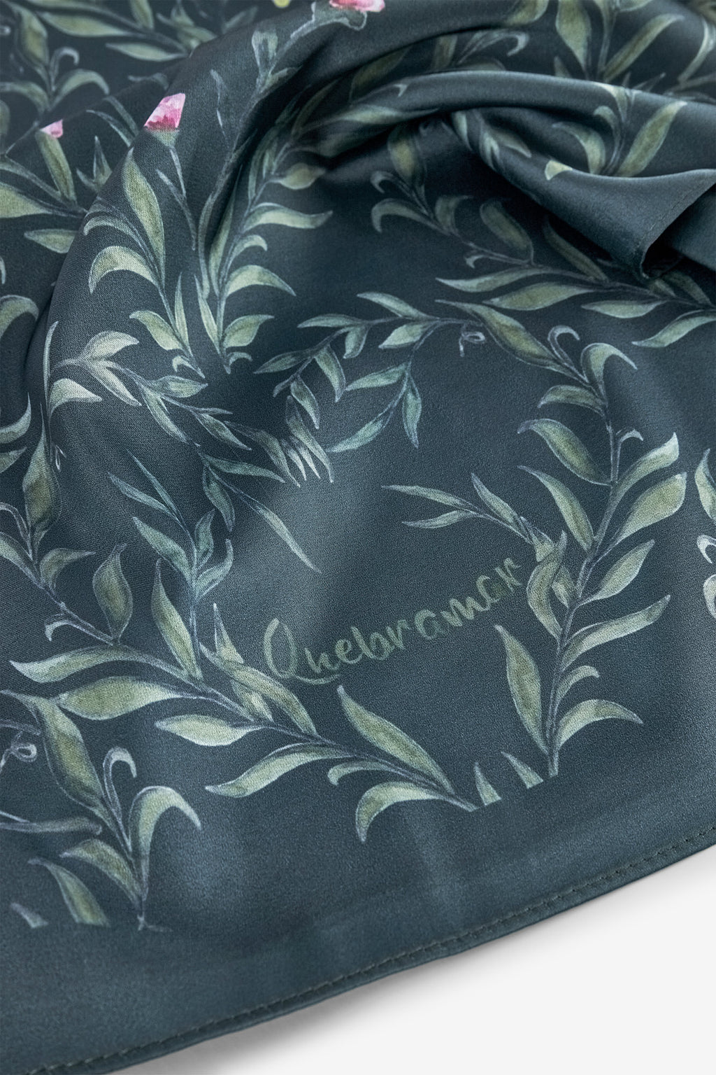 LENÇO COM ESTAMPADO FLORAL