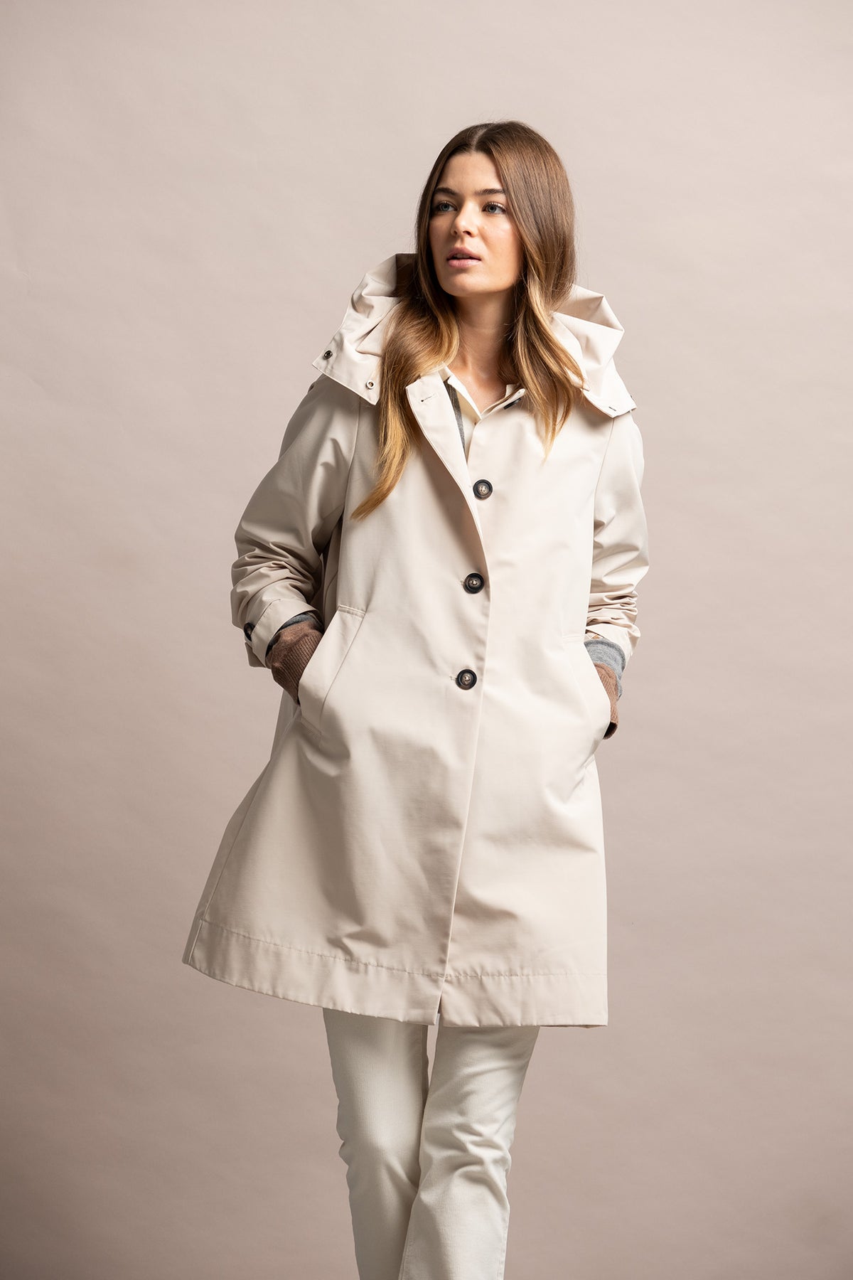 GABARDINE CORTE MÉDIO COM CAPUZ