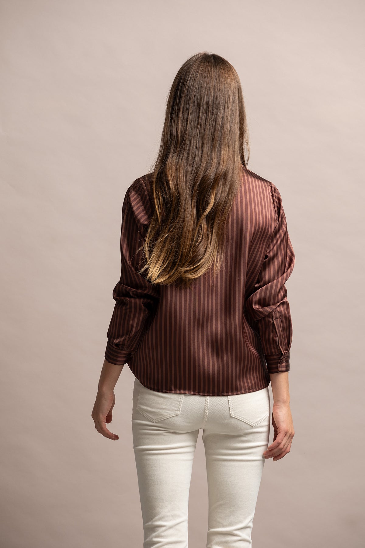 CAMISA SRA. SATÉN DE RAYA FINA TONO SOBRE TONO - MARRÓN