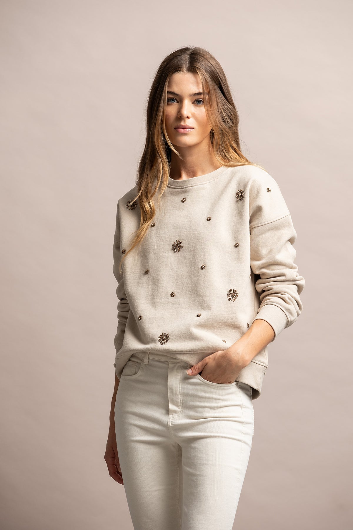 SWEATSHIRT COM APLICAÇÕES BRILHANTES