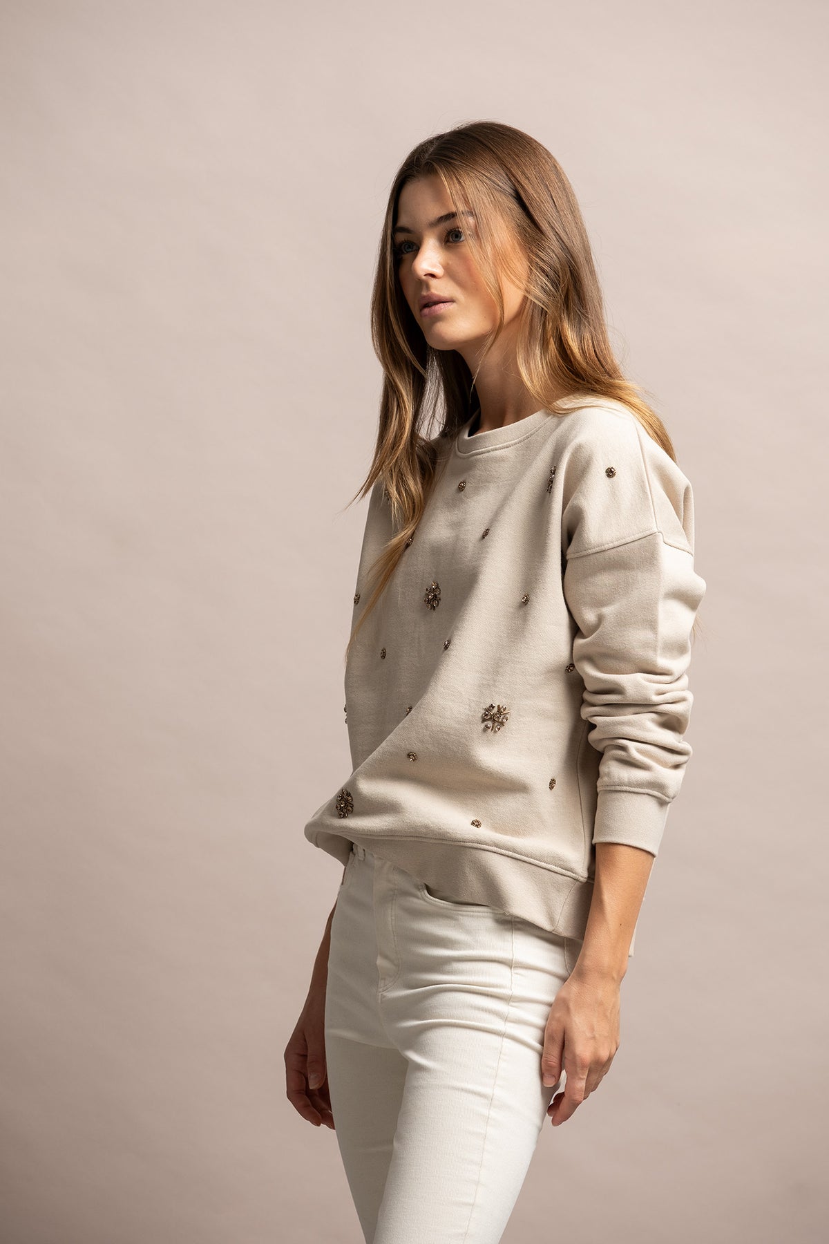 SWEATSHIRT COM APLICAÇÕES BRILHANTES