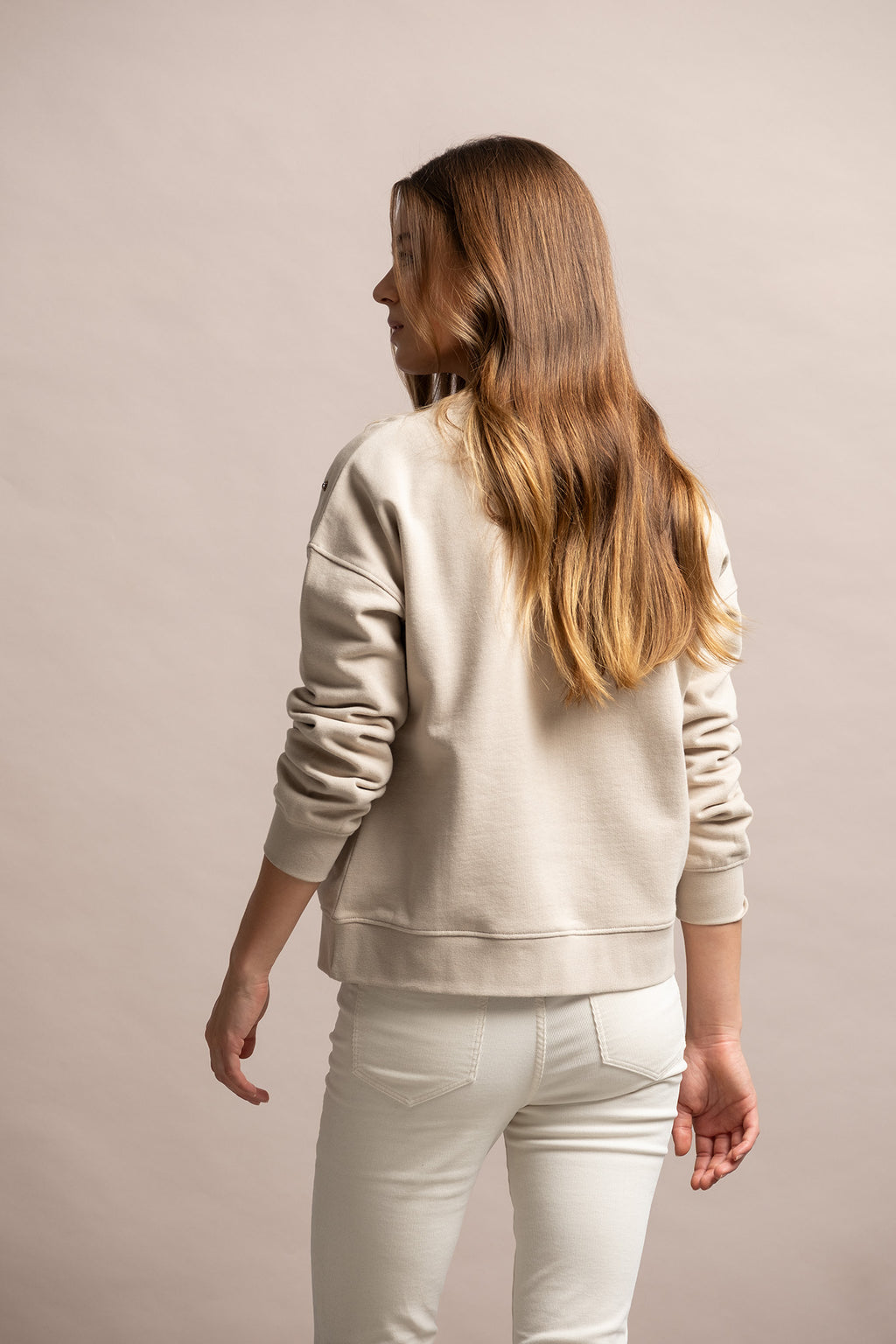 SWEATSHIRT COM APLICAÇÕES BRILHANTES