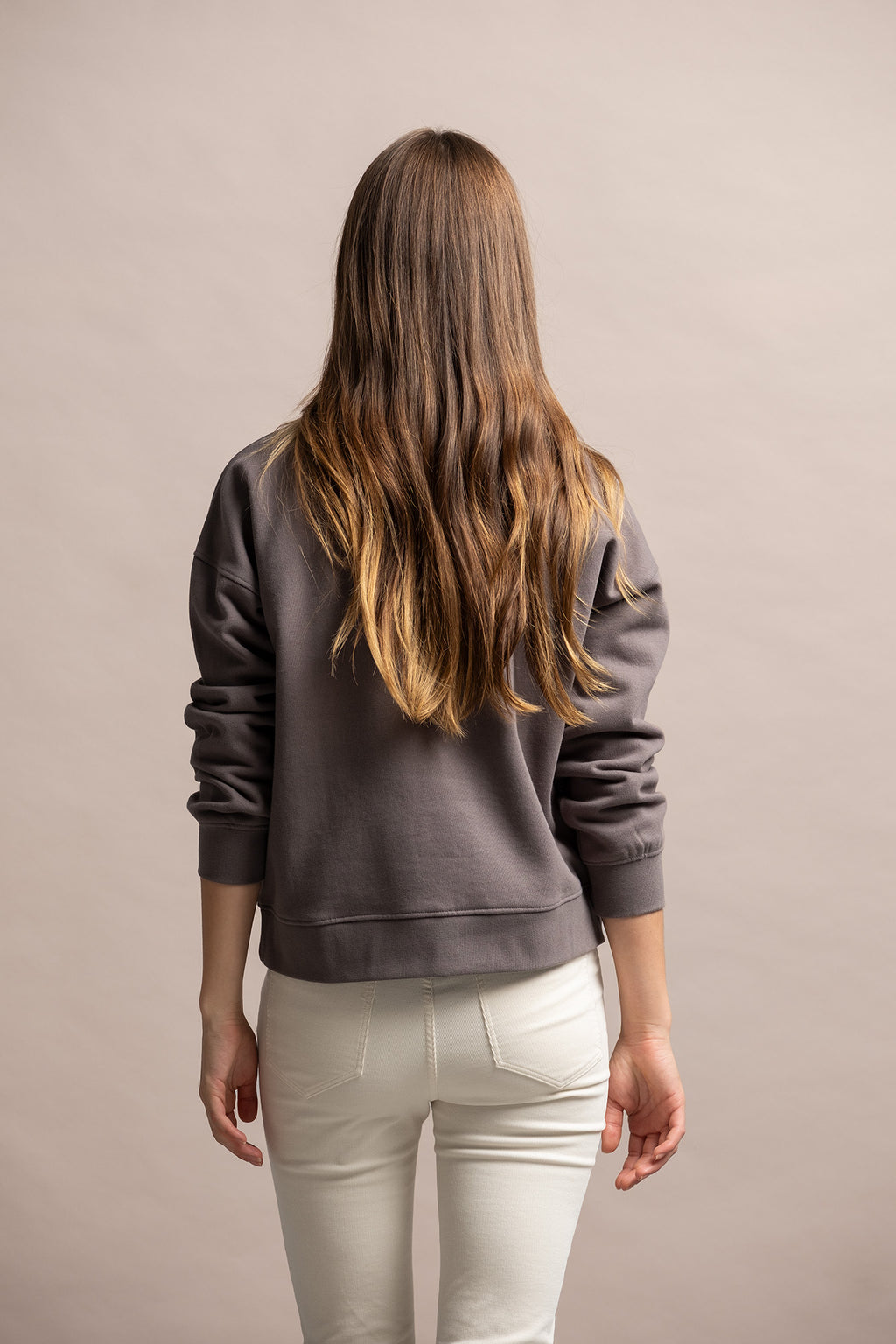 SWEATSHIRT COM APLICAÇÕES BRILHANTES