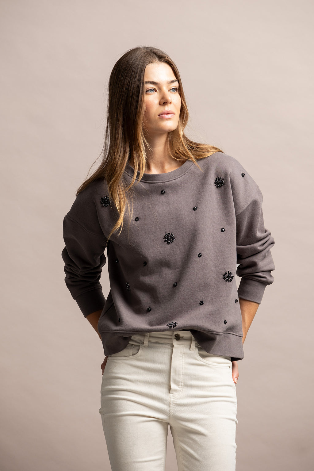 SWEATSHIRT COM APLICAÇÕES BRILHANTES