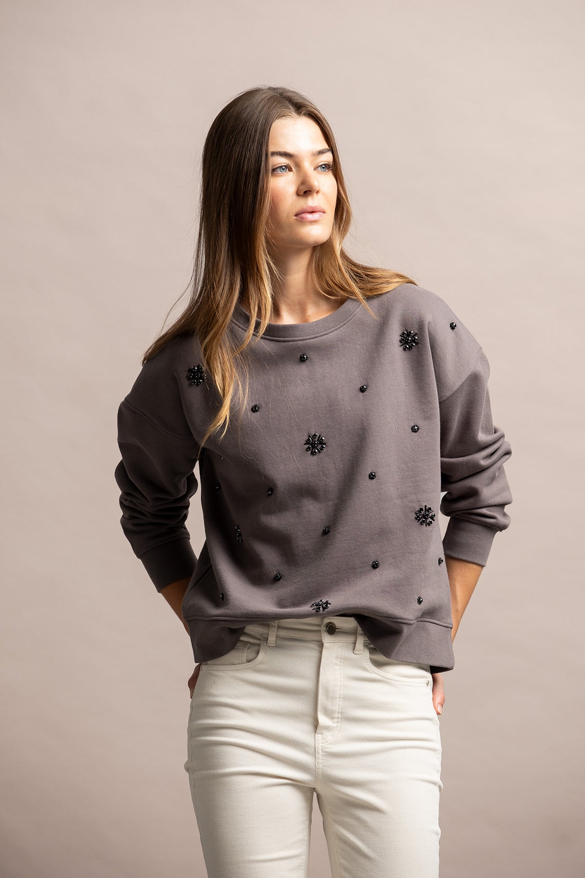 SWEATSHIRT COM APLICAÇÕES BRILHANTES