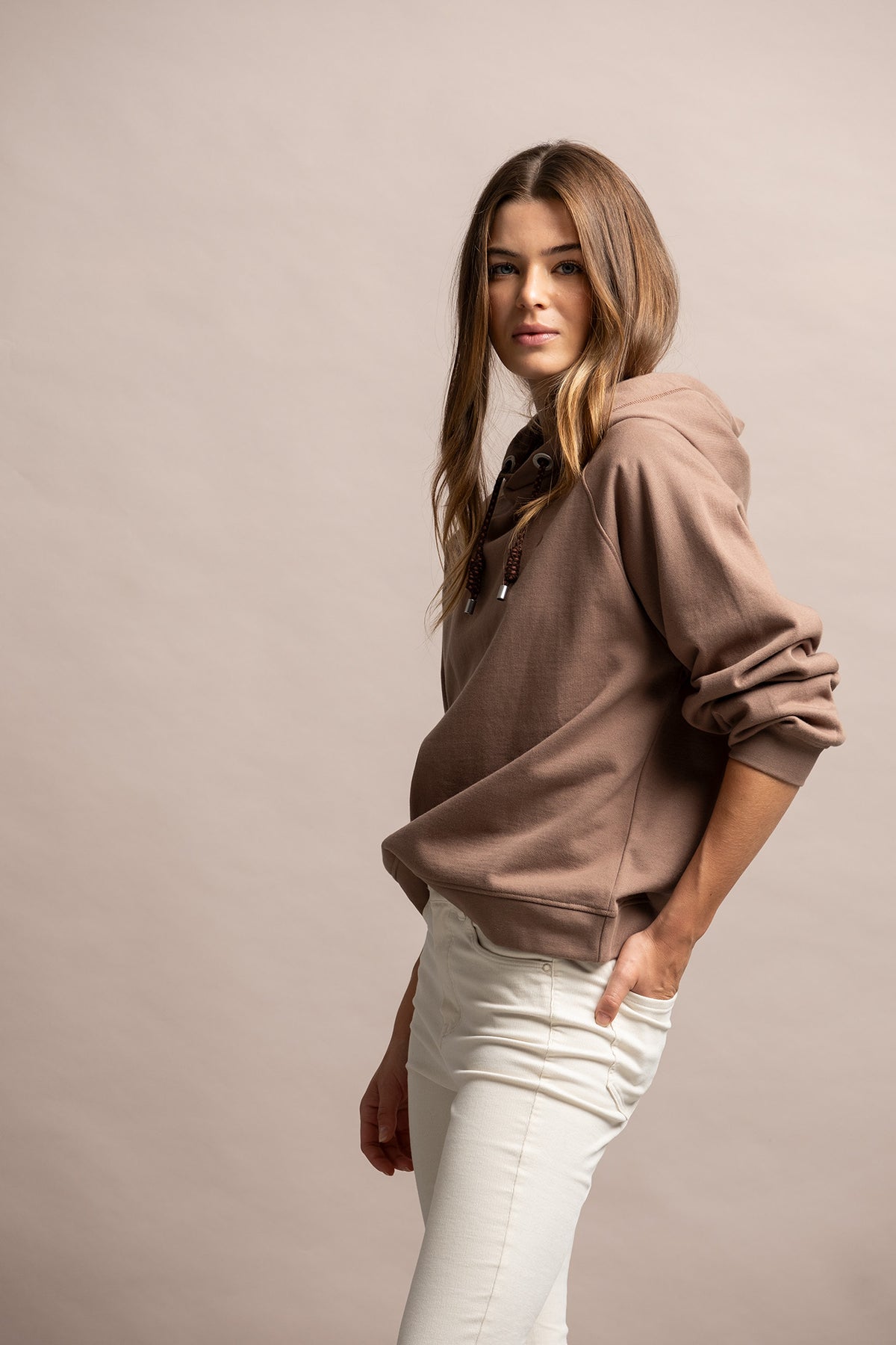 SWEATSHIRT COM CAPUZ E LOGO