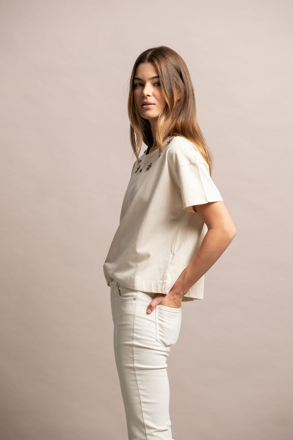 T-SHIRT COM APLICAÇÕES BRILHANTES