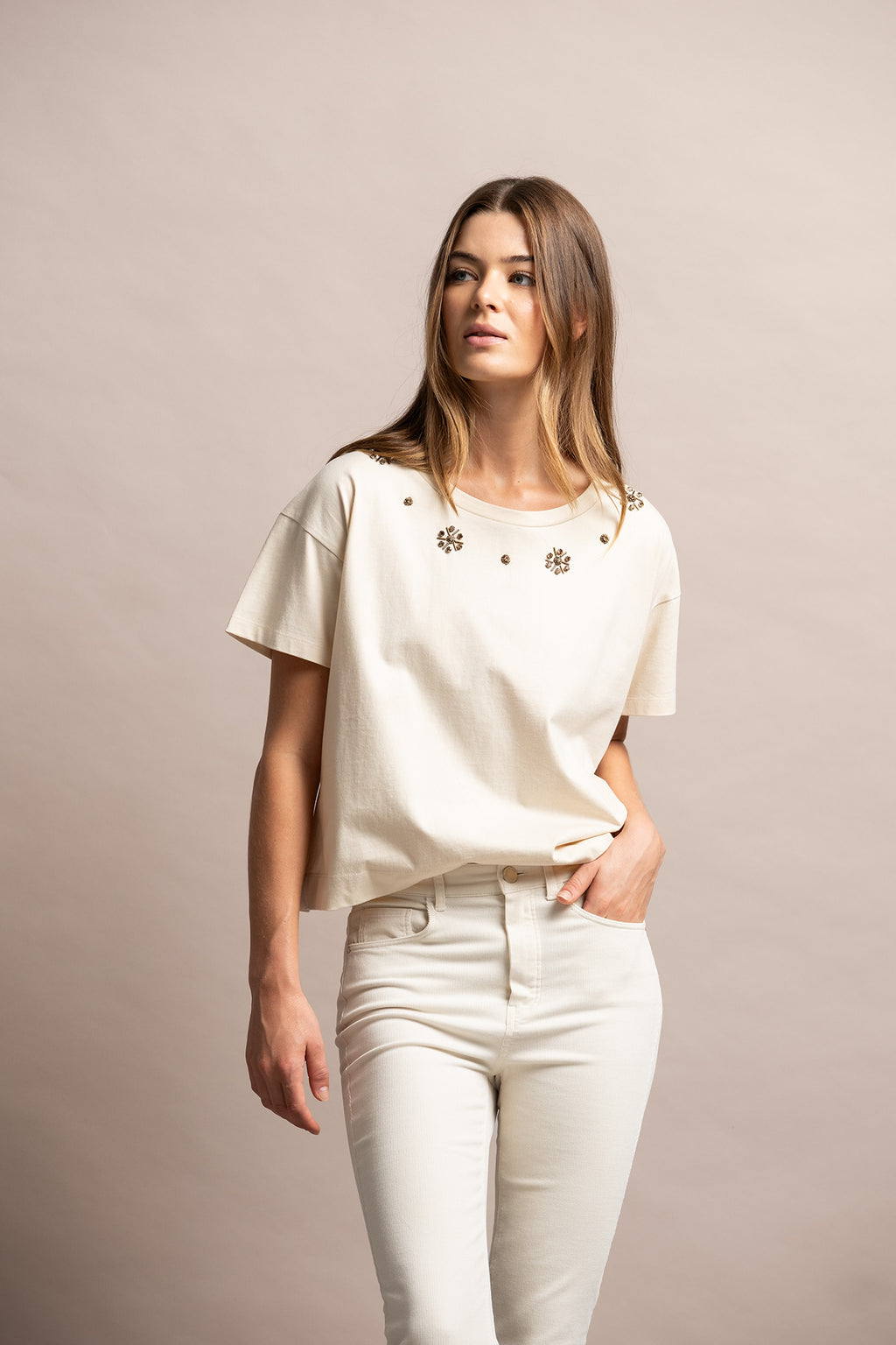 T-SHIRT COM APLICAÇÕES BRILHANTES