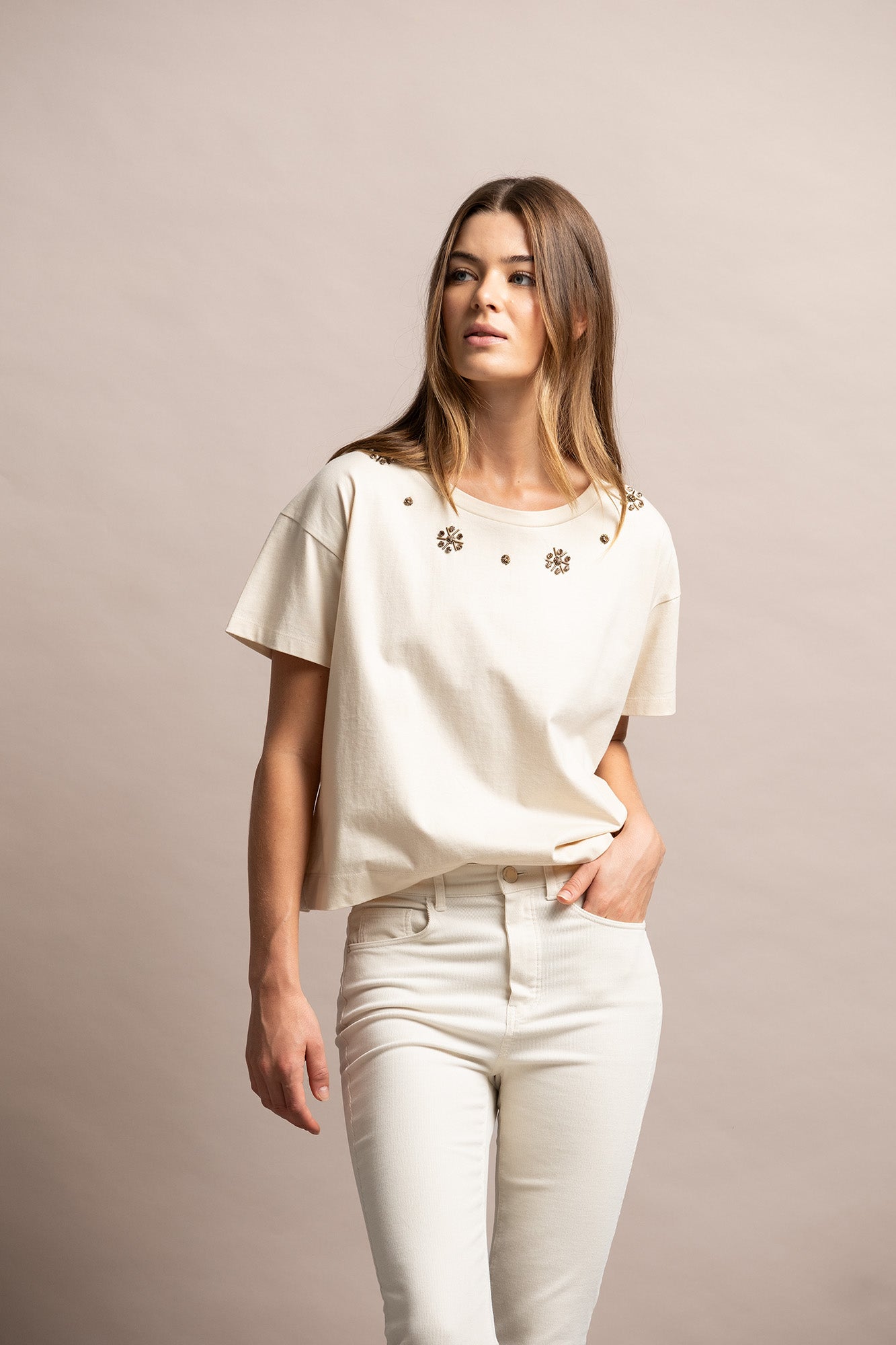 T-SHIRT COM APLICAÇÕES BRILHANTES