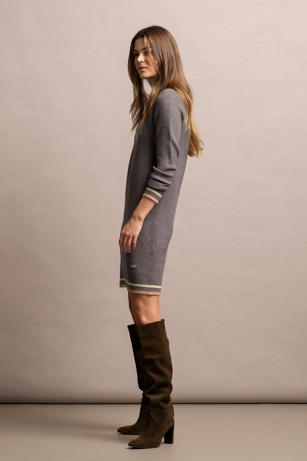 VESTIDO EM MALHA CURTO COLEGIAL