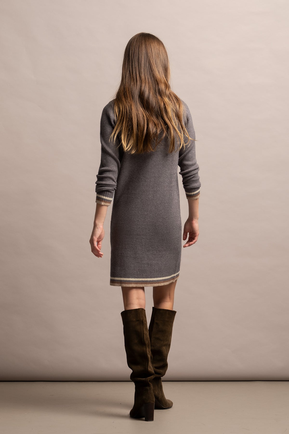VESTIDO EM MALHA CURTO COLEGIAL