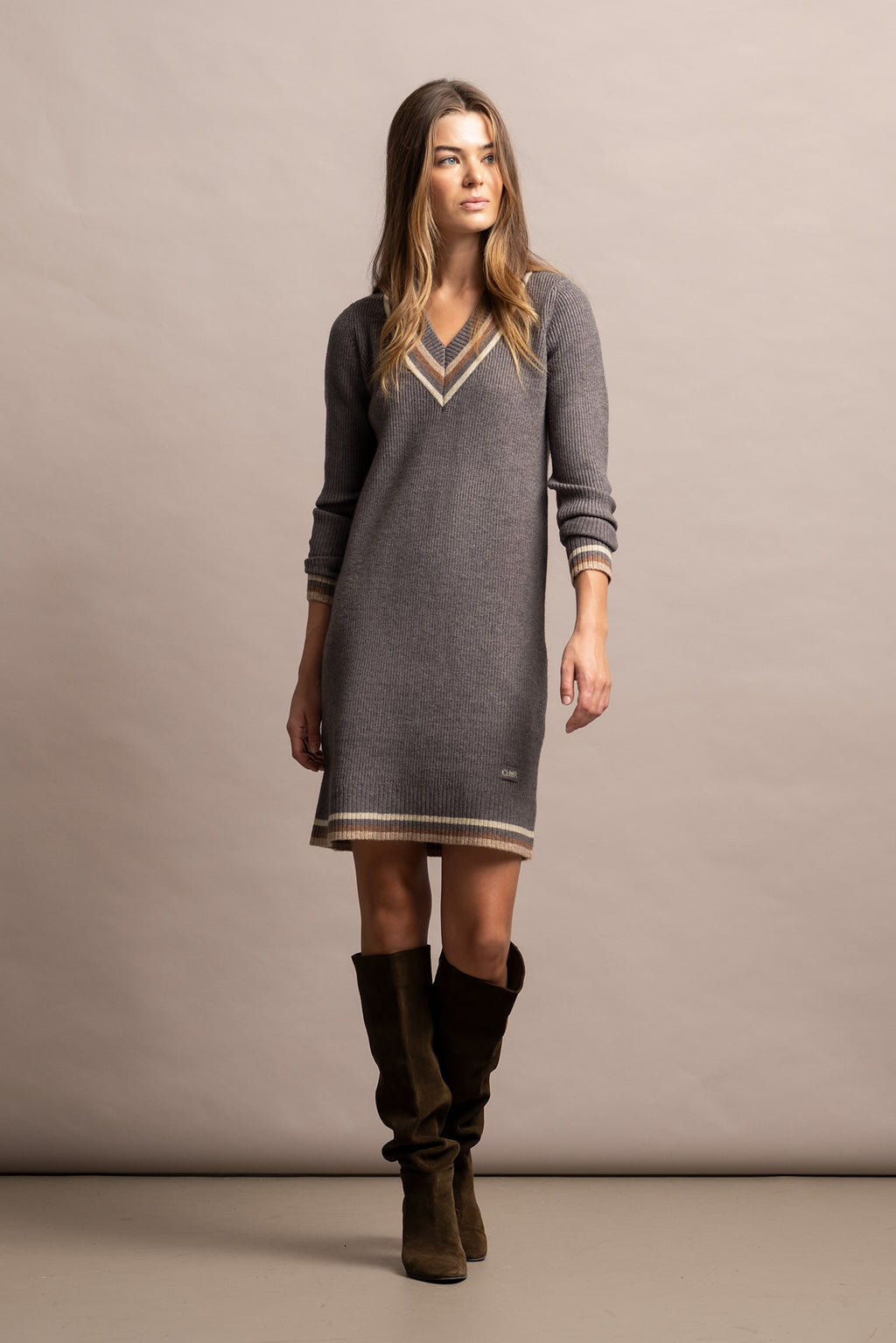 VESTIDO EM MALHA CURTO COLEGIAL