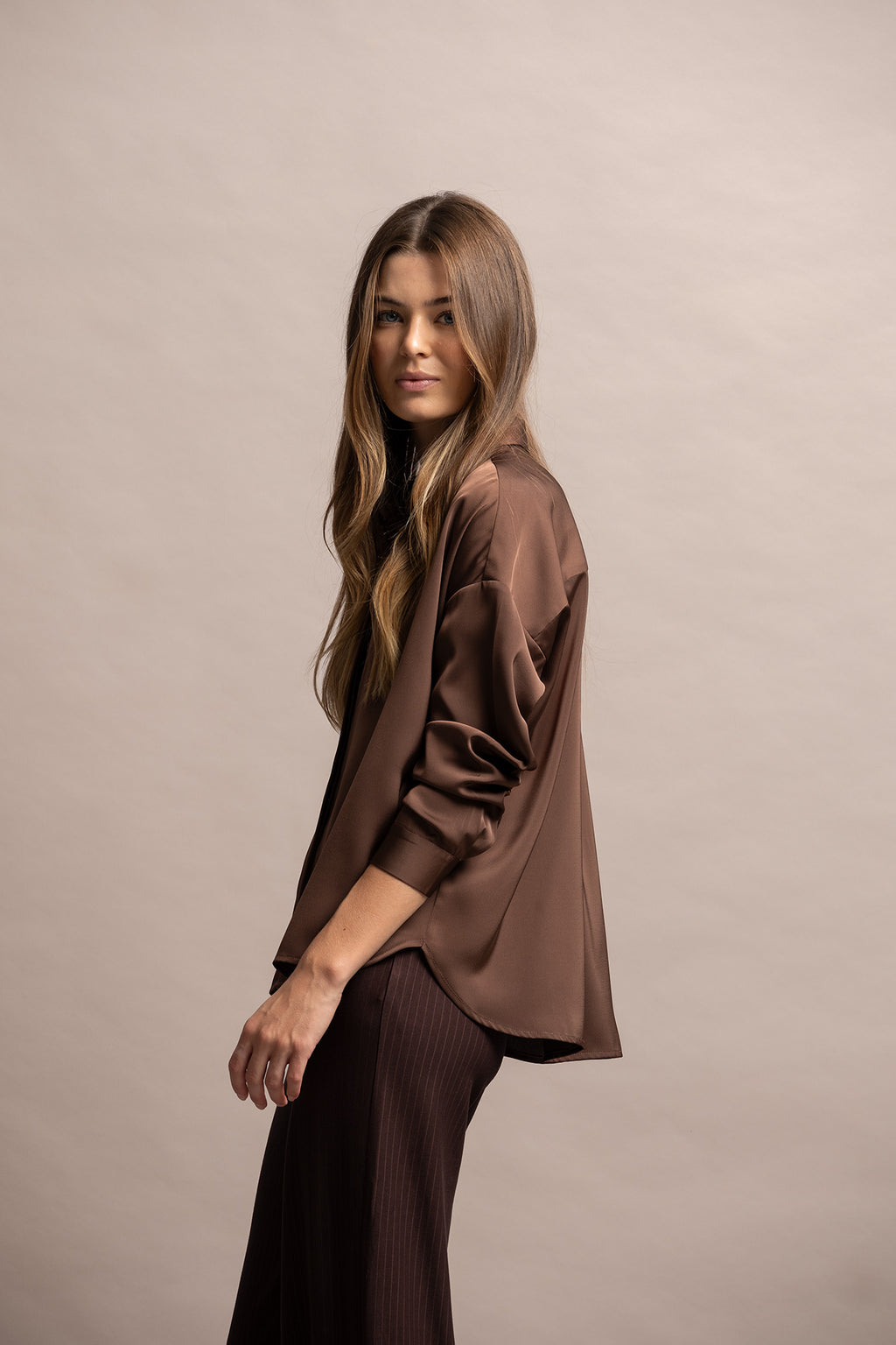 CAMISA SRA. DE SATÉN OVERSIZE - MARRÓN