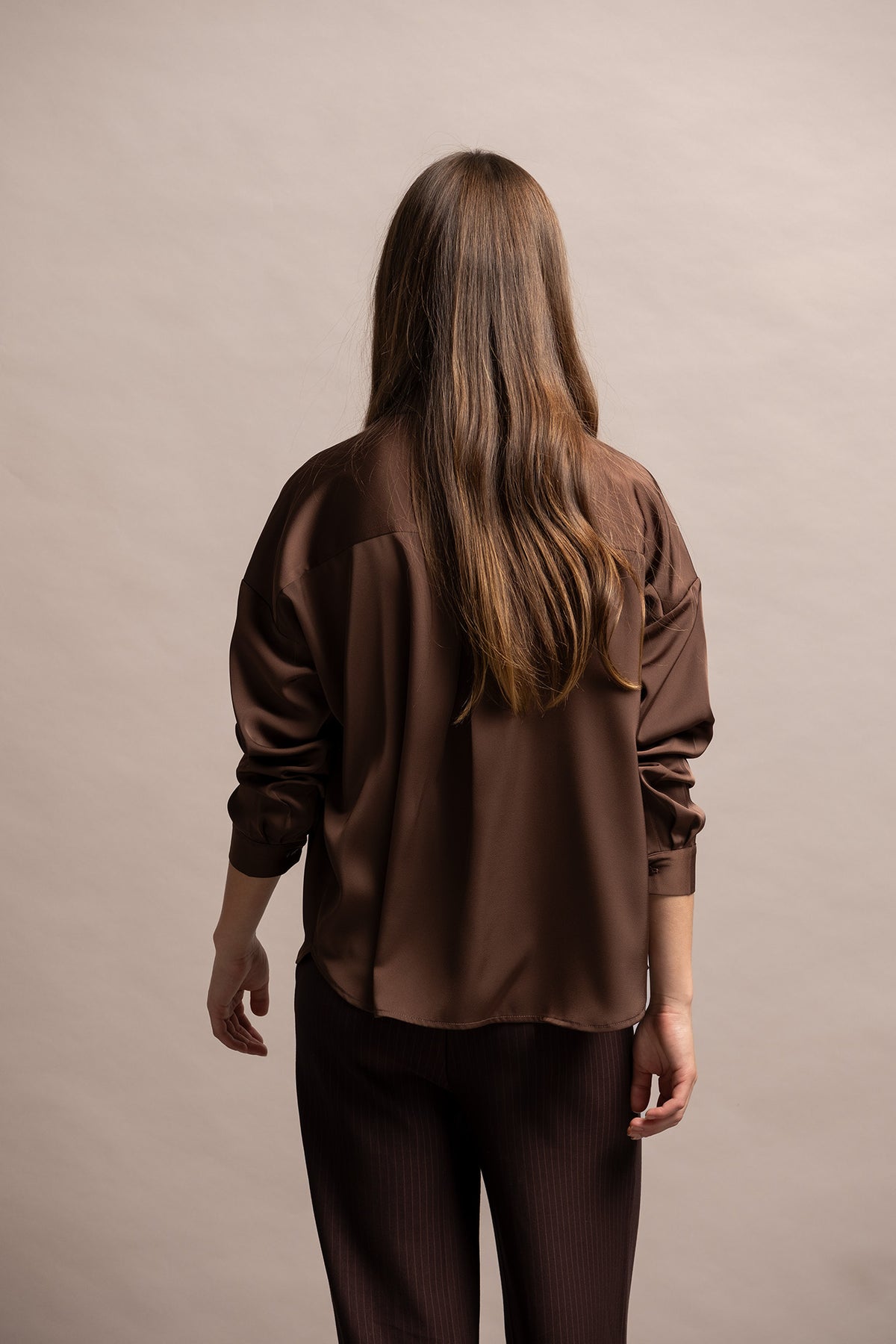 CAMISA SRA. DE SATÉN OVERSIZE - MARRÓN