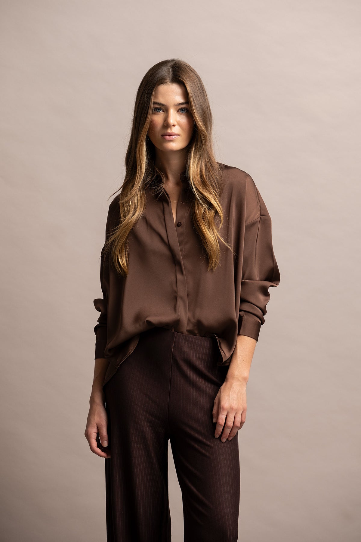 CAMISA SRA. DE SATÉN OVERSIZE - MARRÓN