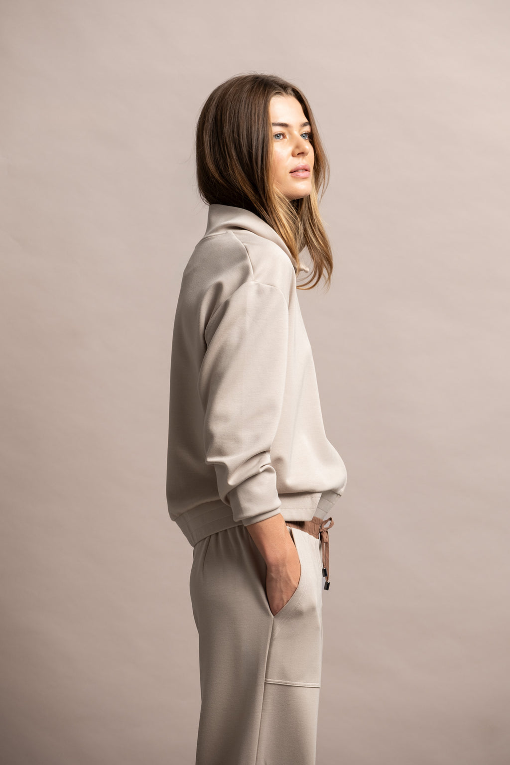 SWEATSHIRT COM GOLA SUBIDA E FECHO