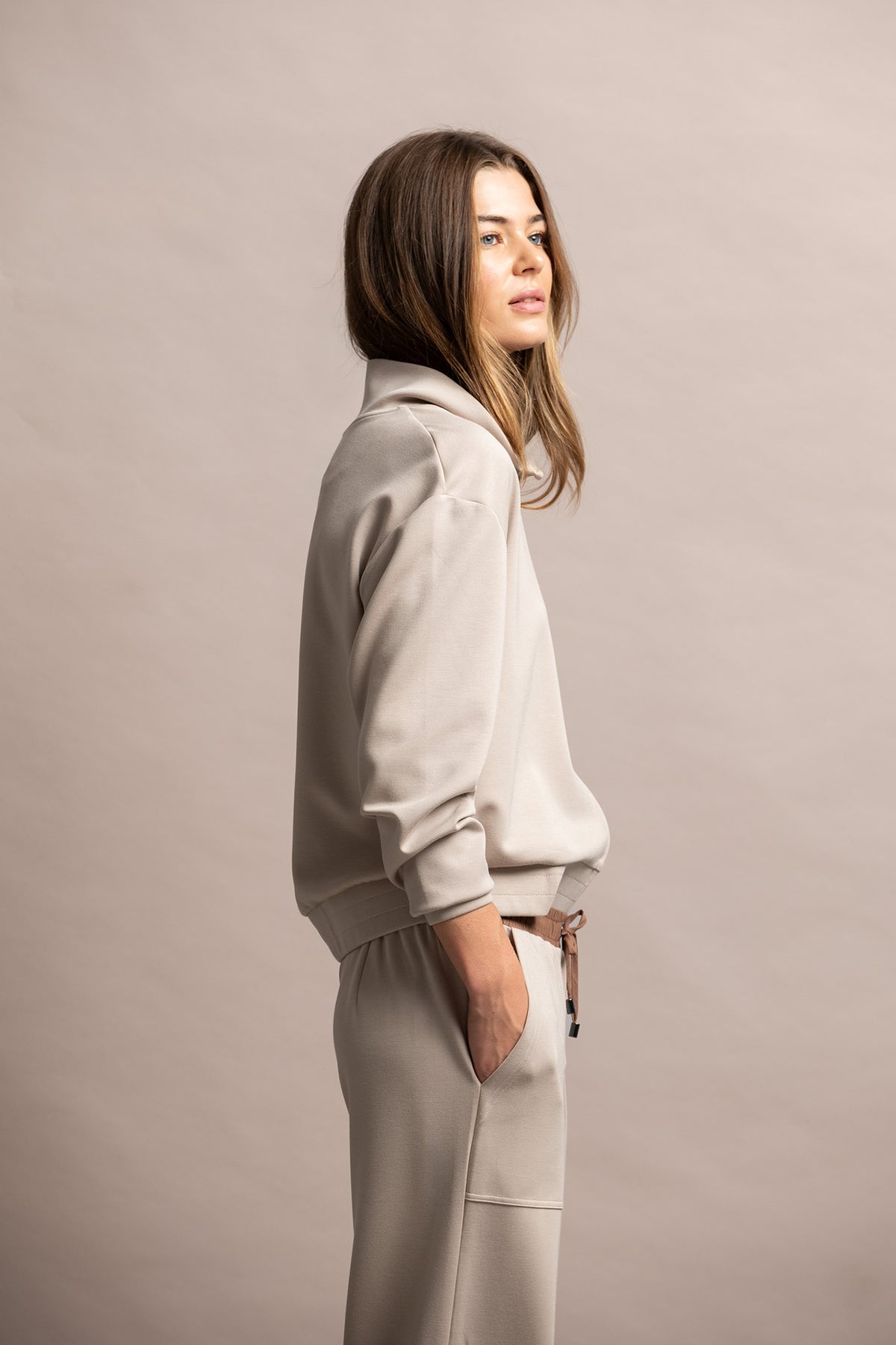 SWEATSHIRT COM GOLA SUBIDA E FECHO