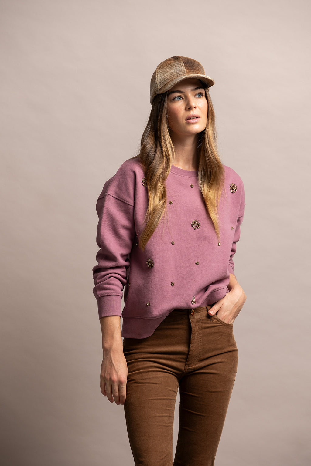 SWEATSHIRT COM APLICAÇÕES BRILHANTES