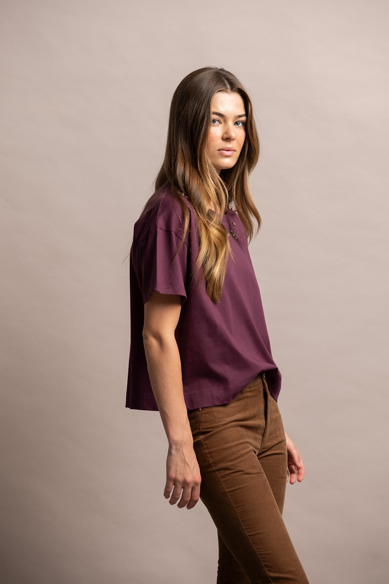 T-SHIRT COM APLICAÇÕES BRILHANTES