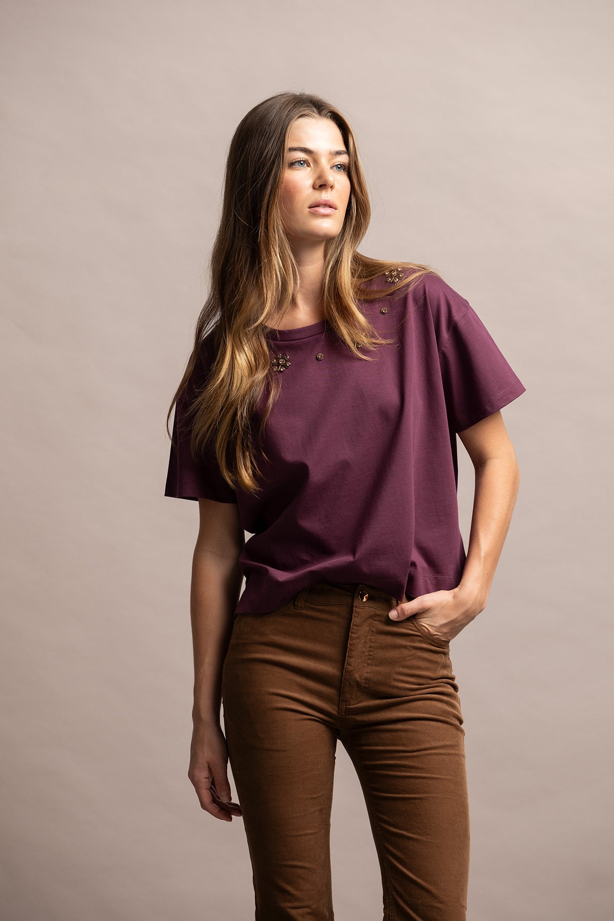 T-SHIRT COM APLICAÇÕES BRILHANTES