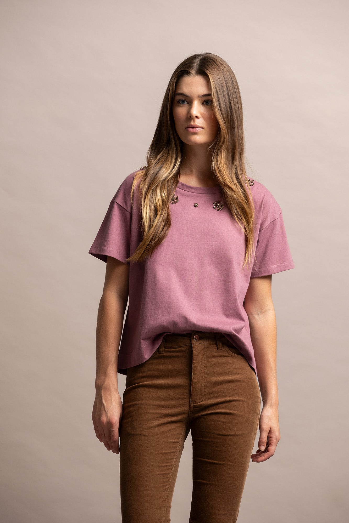 T-SHIRT COM APLICAÇÕES NA FRENTE BRILHANTES