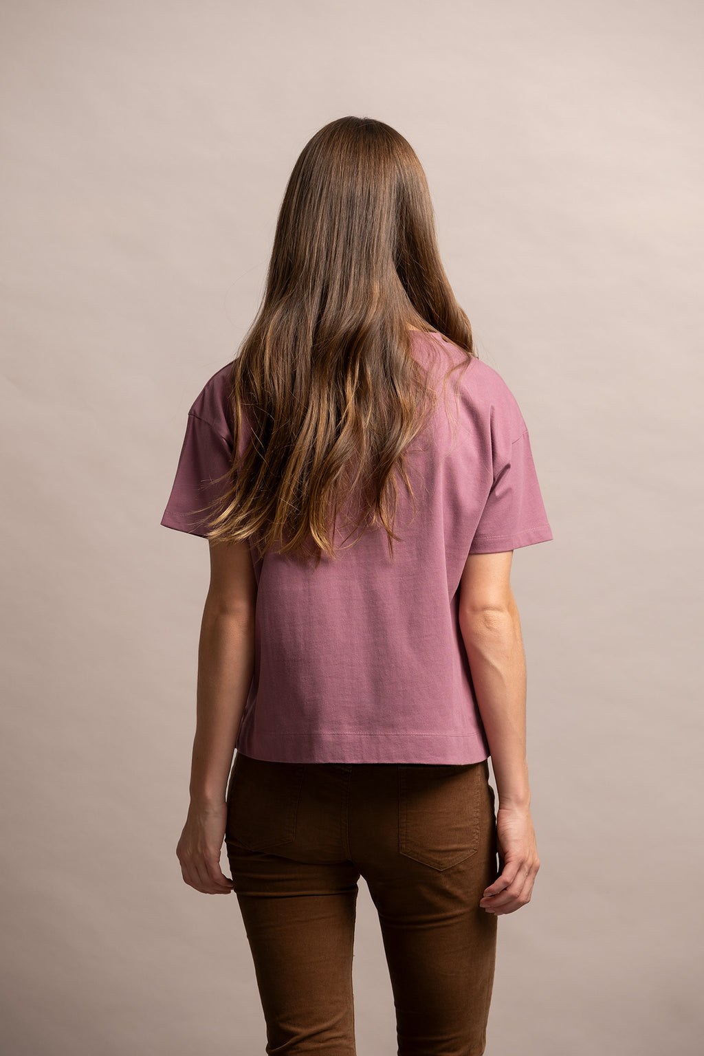 T-SHIRT COM APLICAÇÕES NA FRENTE BRILHANTES
