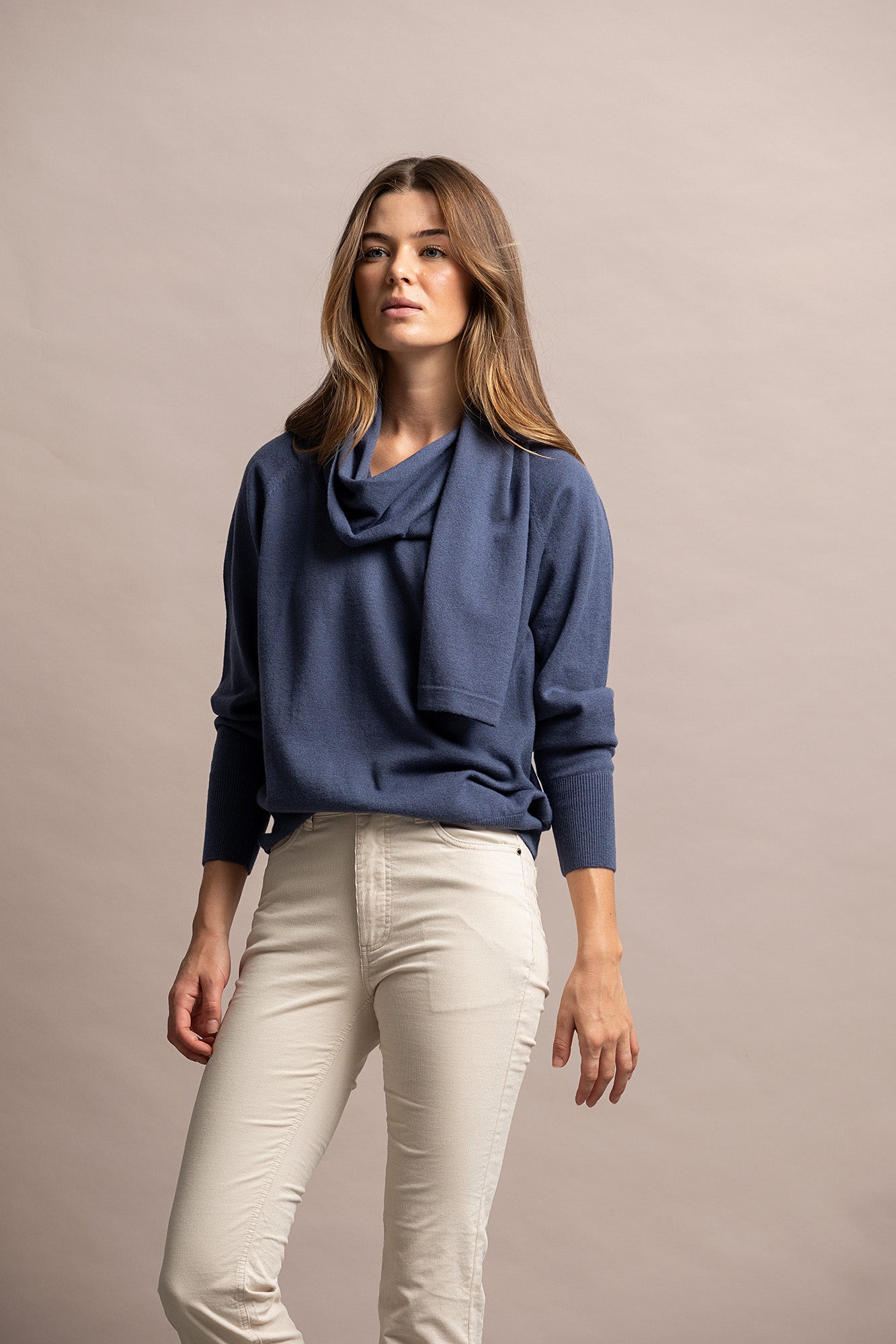 CAMISOLA COM CACHECOL INTEGRADO