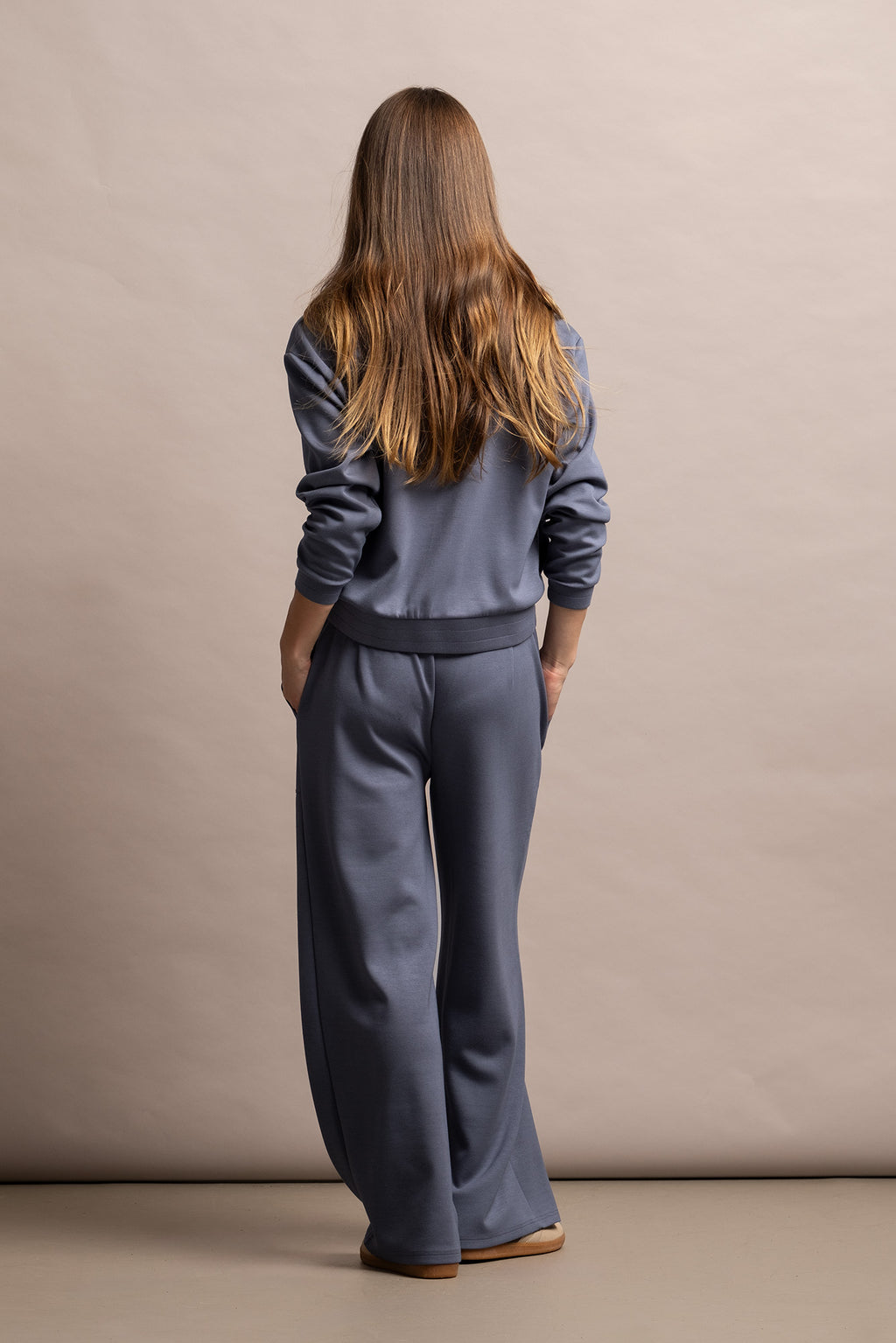 STAND-UP COLLAR ZIP-UP SWEATSHIRT
