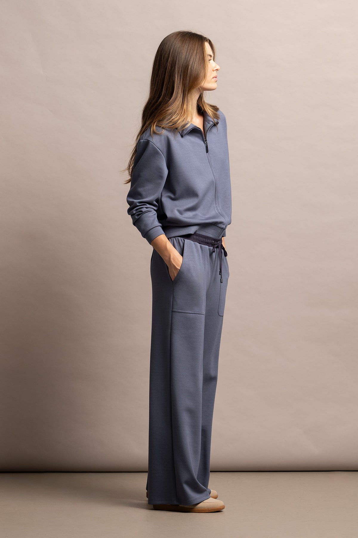 STAND-UP COLLAR ZIP-UP SWEATSHIRT