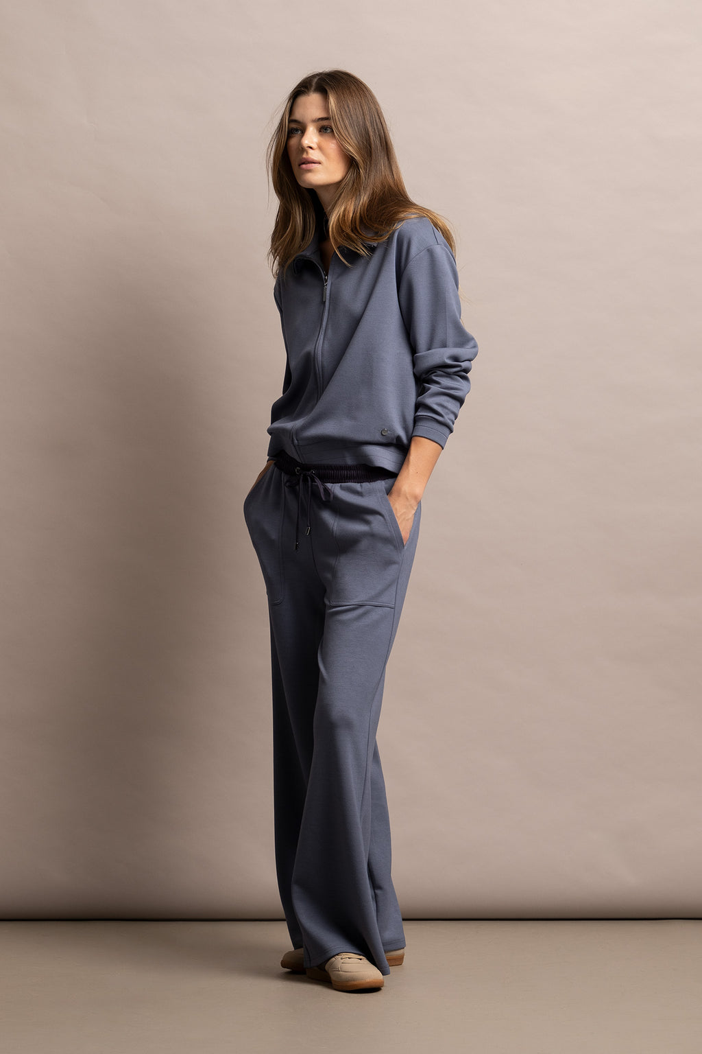 STAND-UP COLLAR ZIP-UP SWEATSHIRT