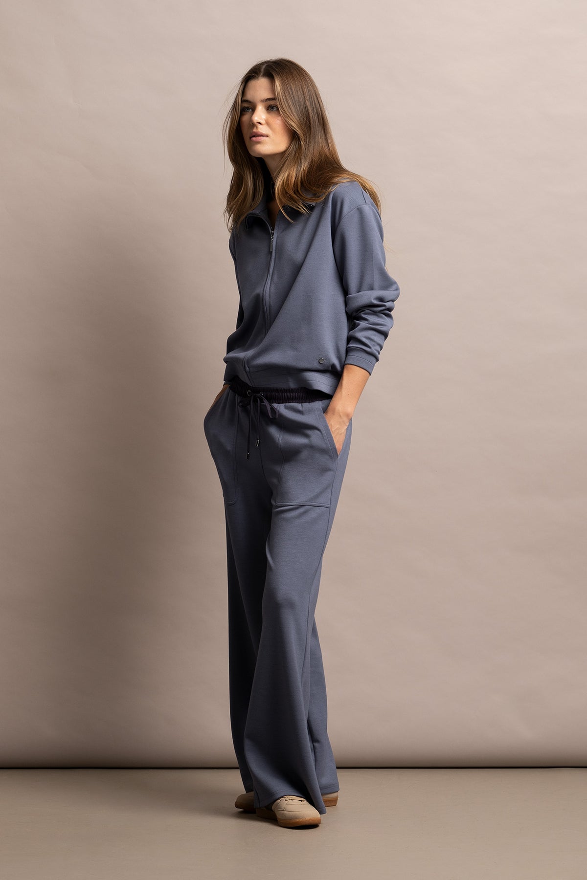 STAND-UP COLLAR ZIP-UP SWEATSHIRT