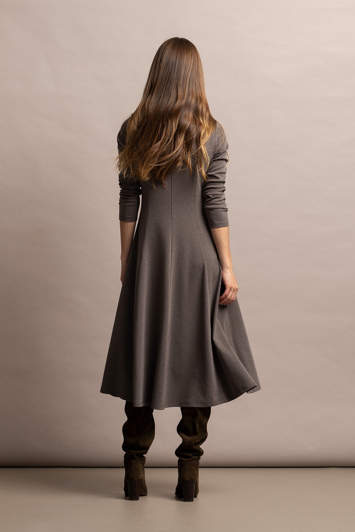 VESTIDO COM BOTÕES DOURADOS NO OMBRO