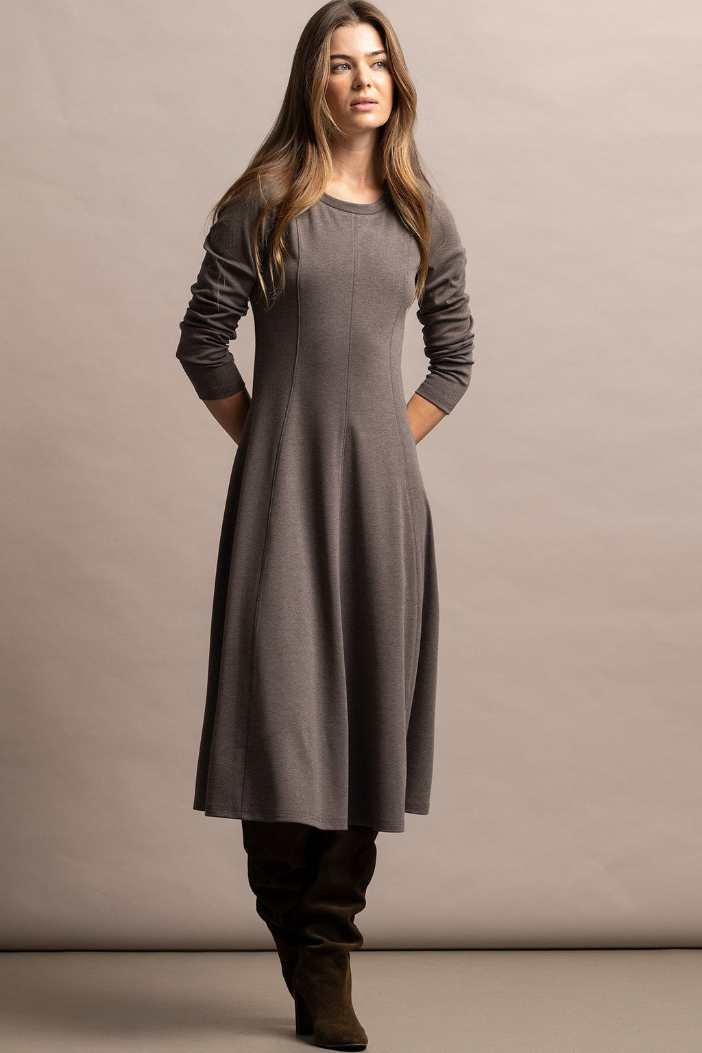 VESTIDO COM BOTÕES DOURADOS NO OMBRO
