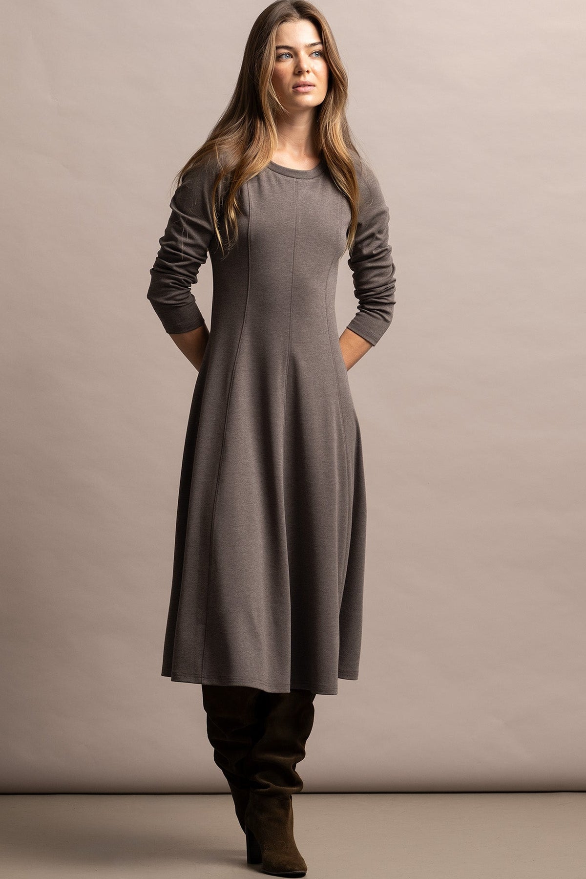 VESTIDO COM BOTÕES DOURADOS NO OMBRO