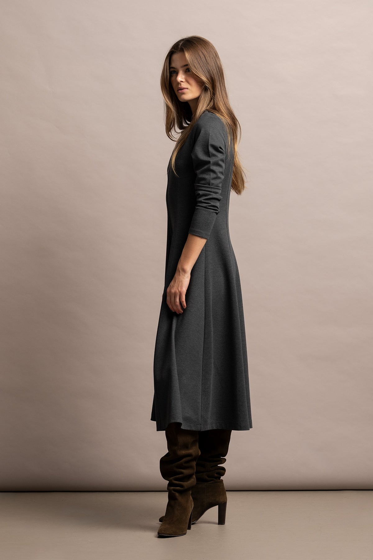 VESTIDO COM BOTÕES DOURADOS NO OMBRO