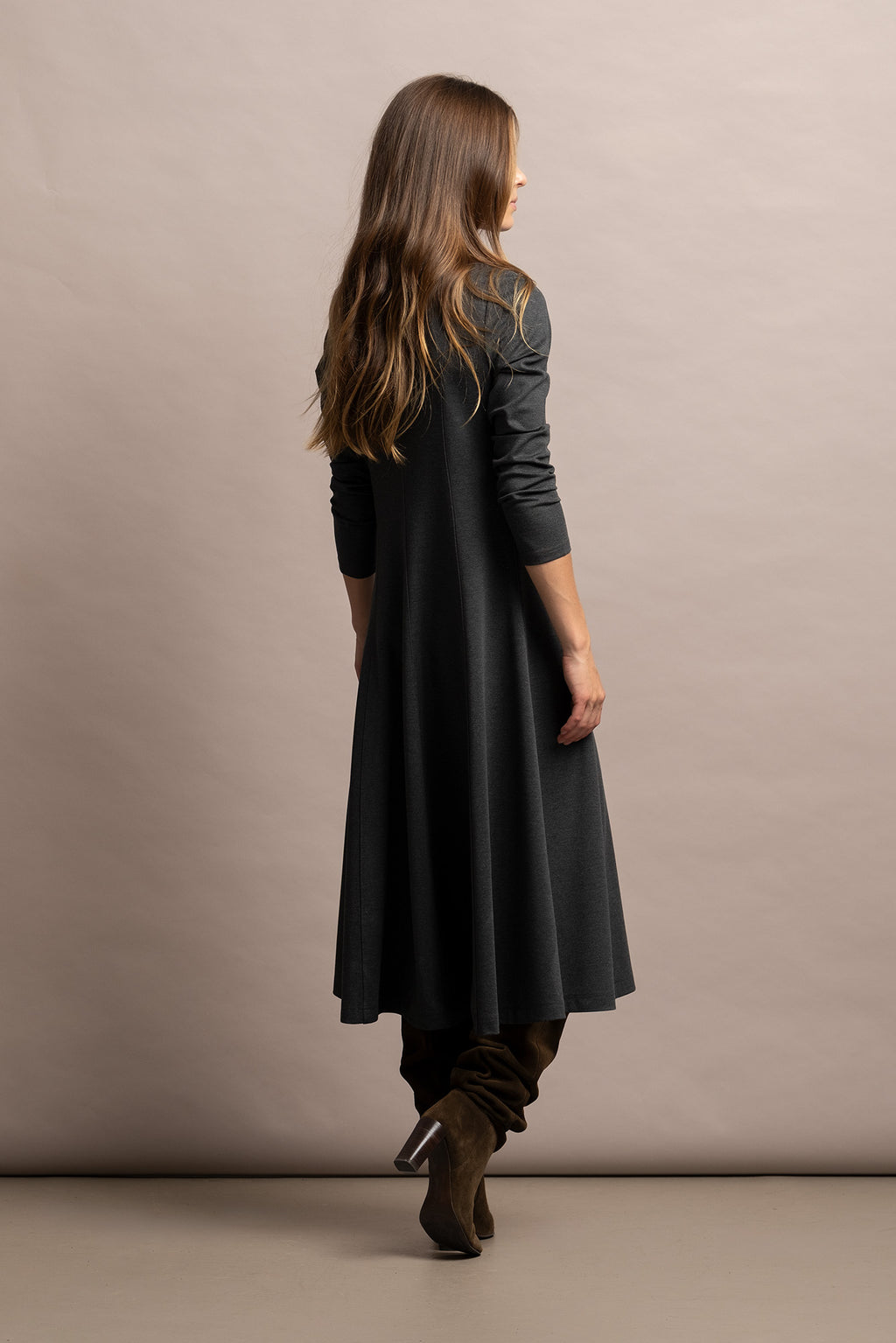 VESTIDO COM BOTÕES DOURADOS NO OMBRO