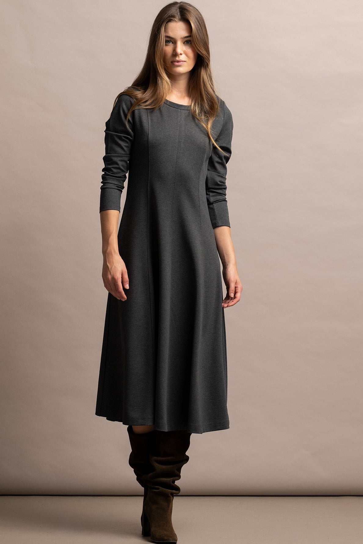 VESTIDO COM BOTÕES DOURADOS NO OMBRO