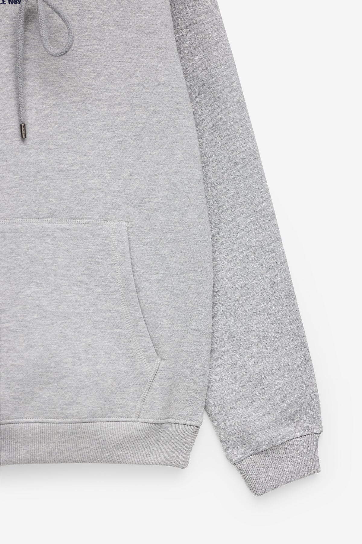 SWEATSHIRT BORDADA COM CAPUZ