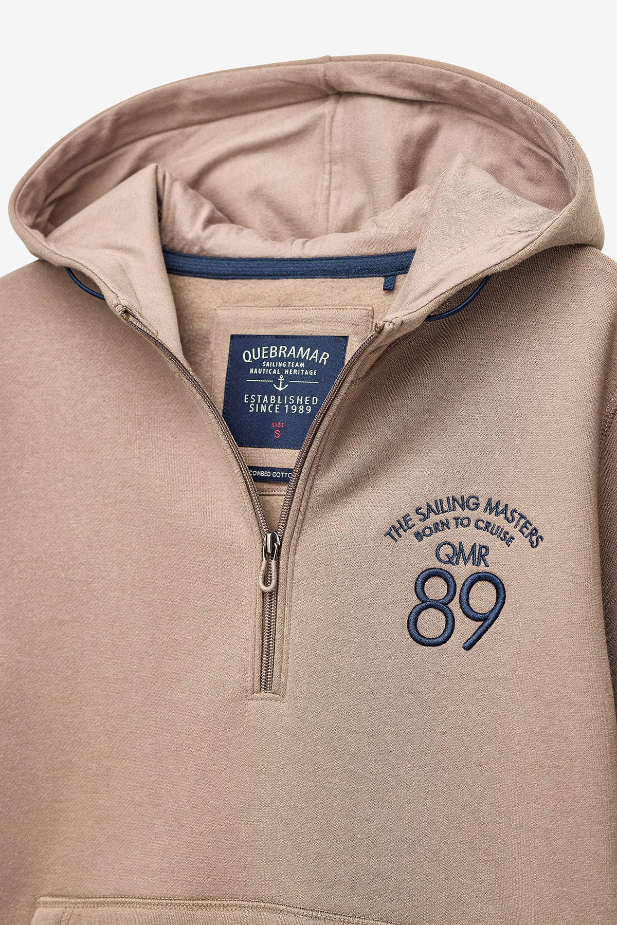 SWEATSHIRT COM CAPUZ E 1/2 FECHO