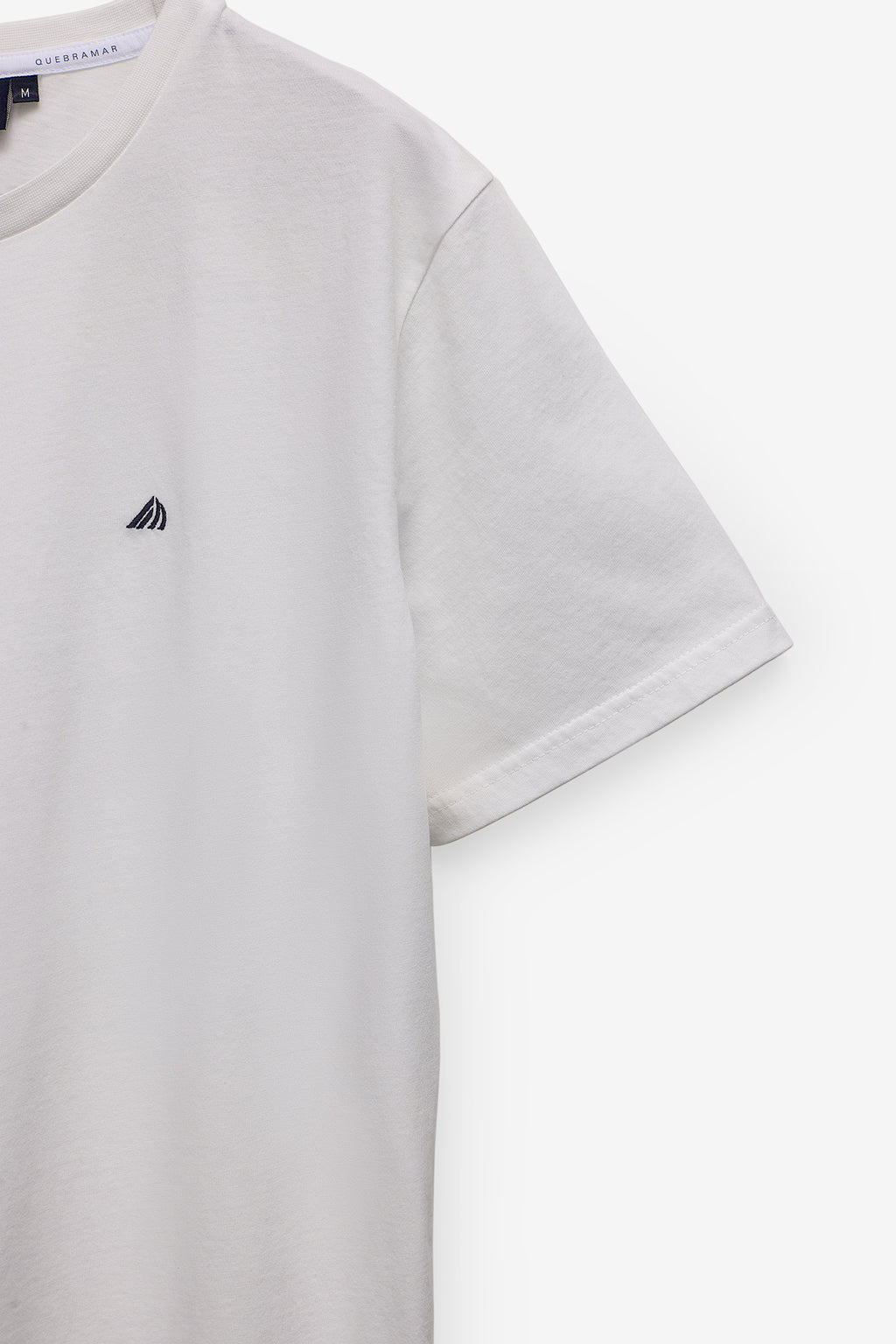 T-SHIRT BÁSICA COM LOGO EM CONSTRASTE
