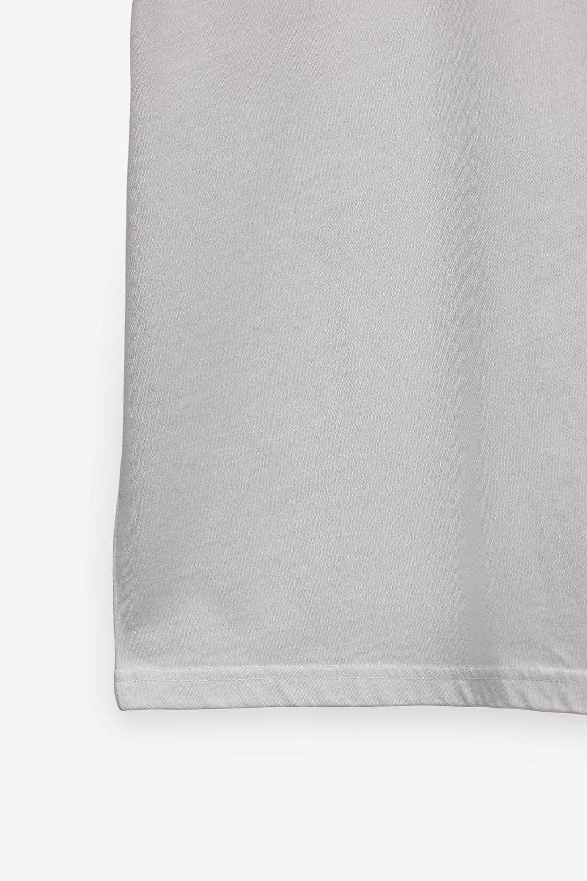 T-SHIRT BÁSICA COM LOGO EM CONSTRASTE