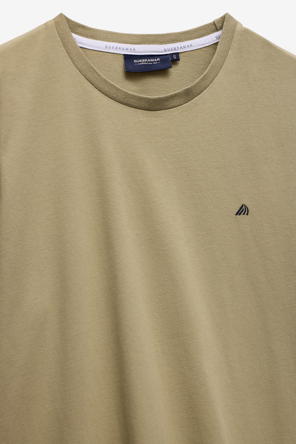 T-SHIRT BÁSICA COM LOGO EM CONSTRASTE