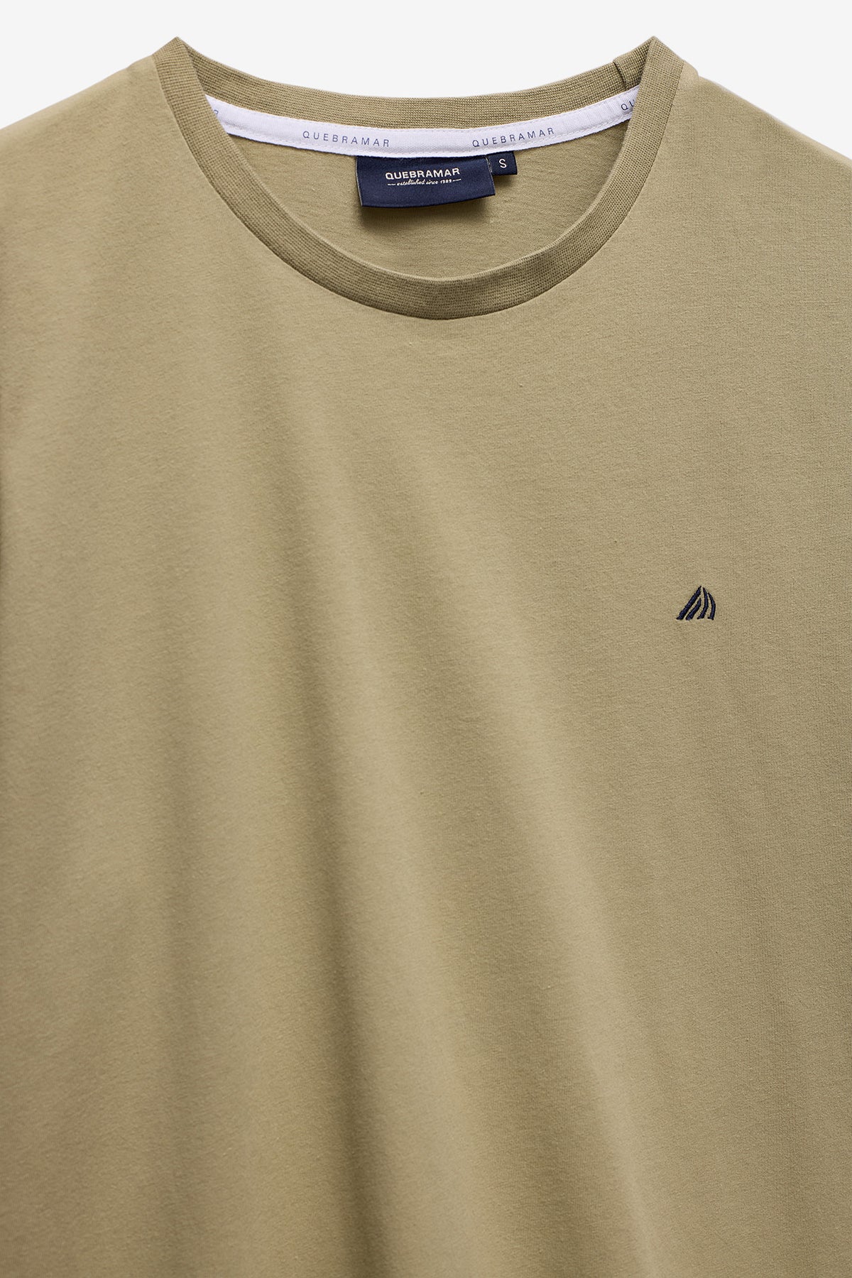 T-SHIRT BÁSICA COM LOGO EM CONSTRASTE