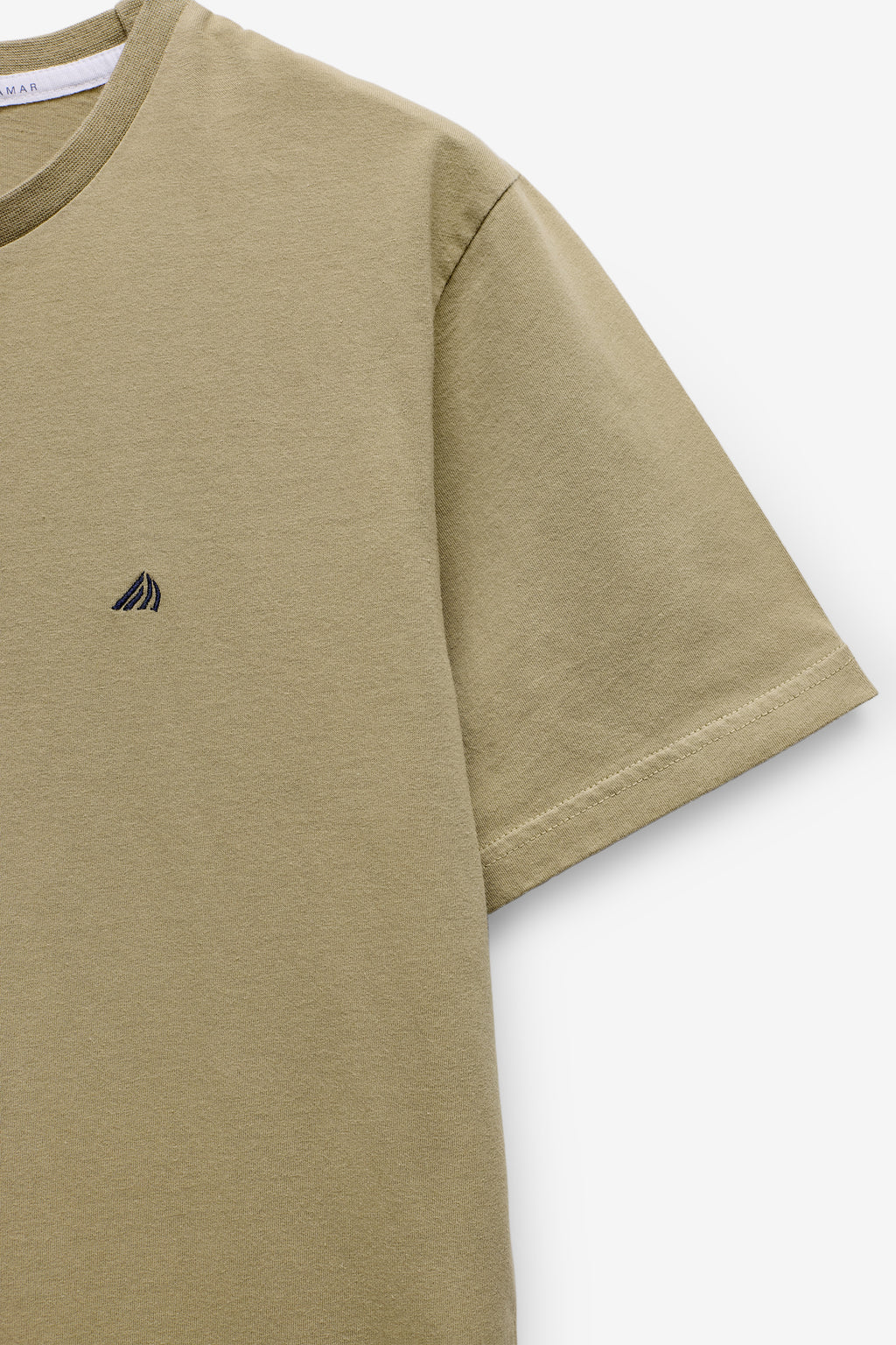 T-SHIRT BÁSICA COM LOGO EM CONSTRASTE