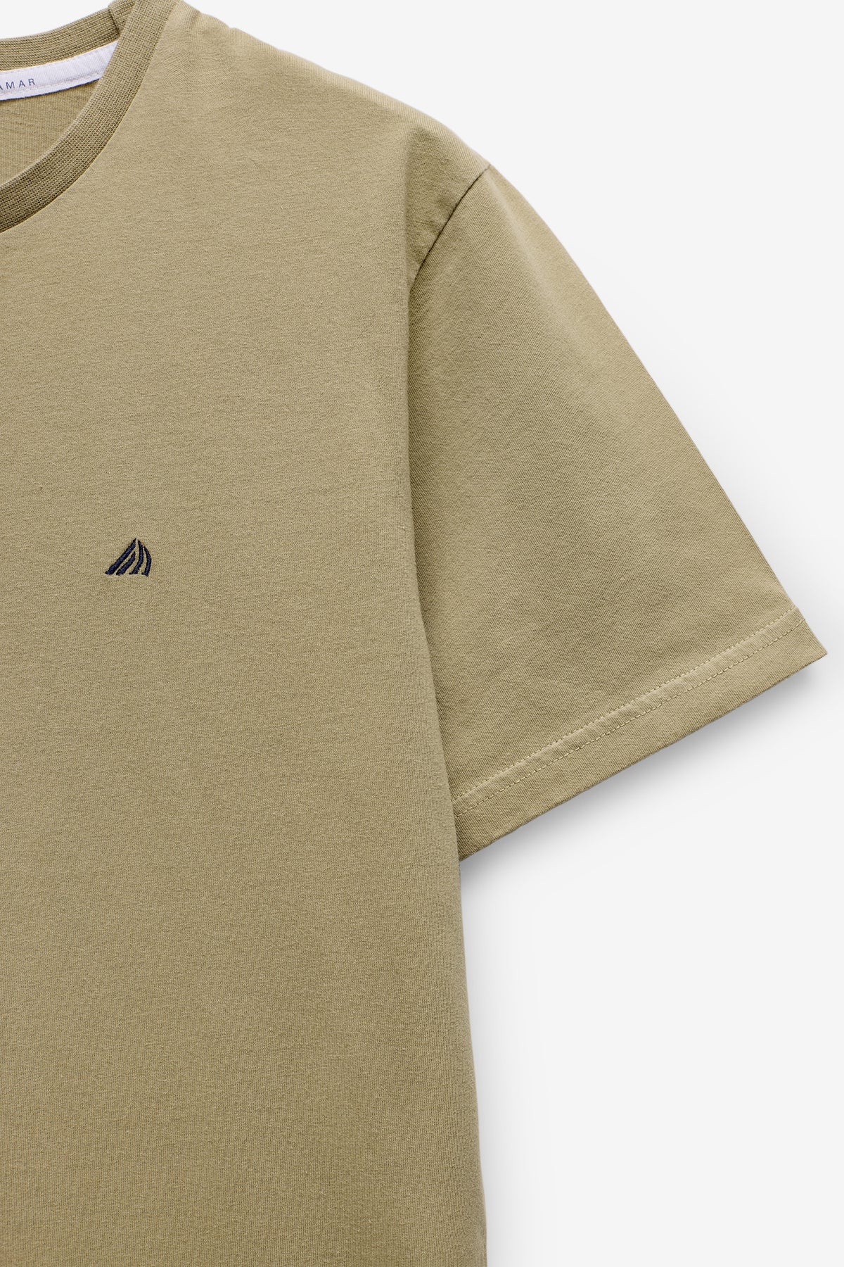 T-SHIRT BÁSICA COM LOGO EM CONSTRASTE
