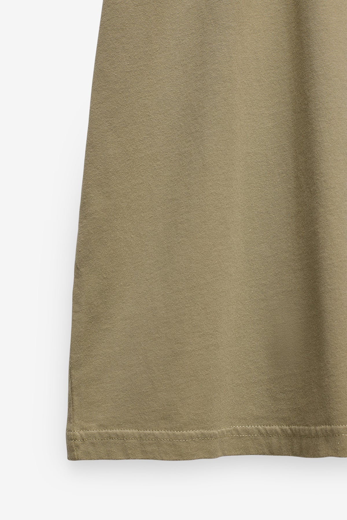 T-SHIRT BÁSICA COM LOGO EM CONSTRASTE