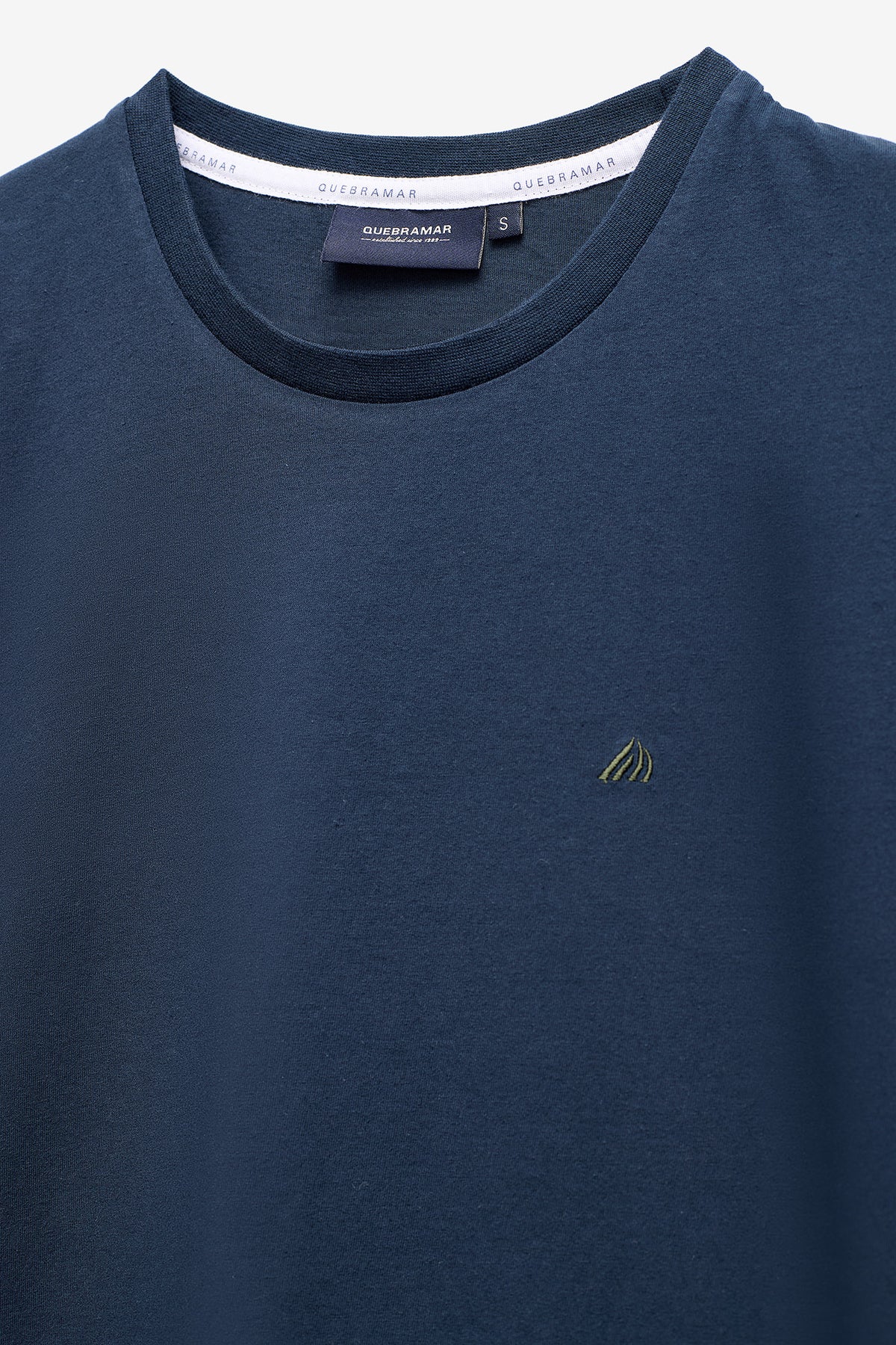 T-SHIRT BÁSICA COM LOGO EM CONSTRASTE